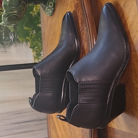 New! Via Spiga V Farly Womens 10 black pebble leather block heel ankle bootie